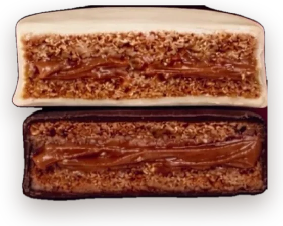 Alfajor Anyulín de dulce de leche en baño blanco y negro, cortado al medio